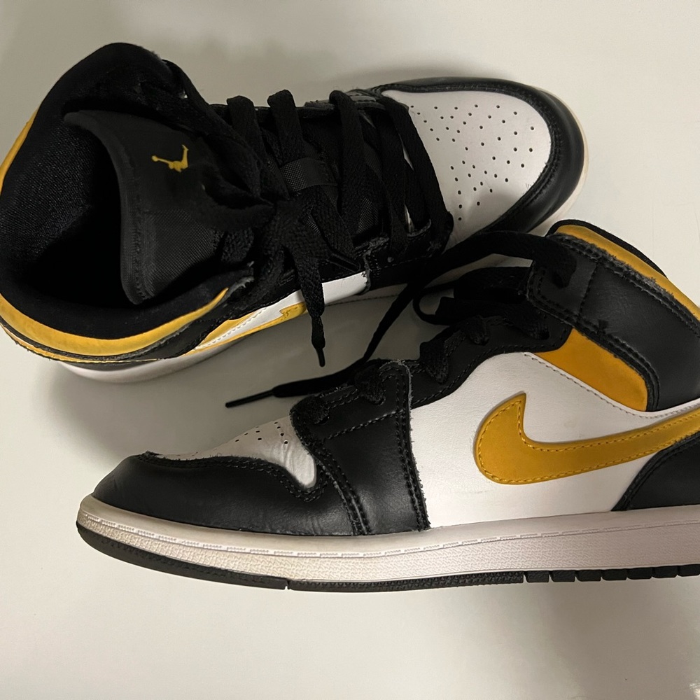 Boys, Jordan 1. Size 2 1/2 gently worn